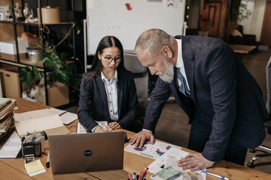 Zespół konsultantów analizujący dane na spotkaniu biznesowym